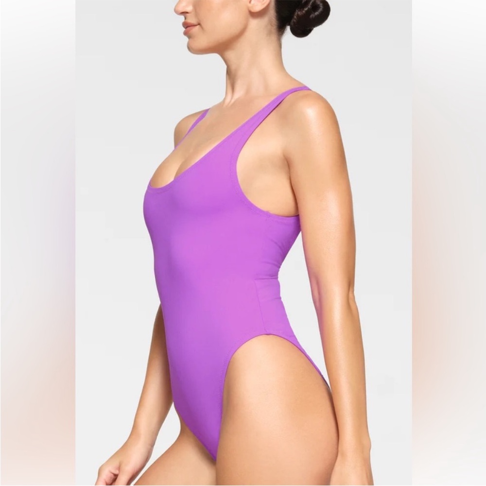 Skims Scoop One Piece Swimsuit, NWT, Size Medium, Violet - Picture 2 of 7